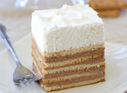 Бисквитена торта с маслен крем и сметанова шапка