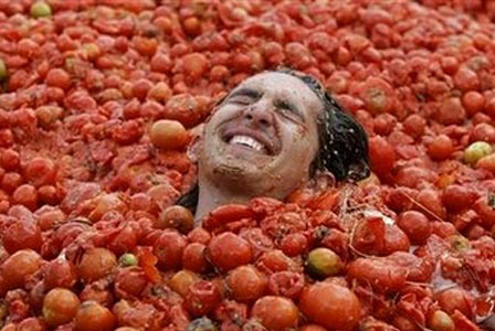Започна традиционния бой с домати в град Буньол
