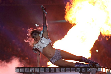 Лейди Гага със зрелищно представяне на Супербоул