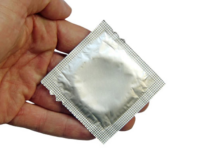 Половината от мъжете слагат презерватива грешно