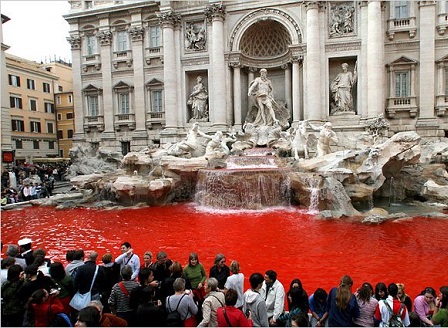 Фонтанът Ди Треви в Рим бе оцветен в червено