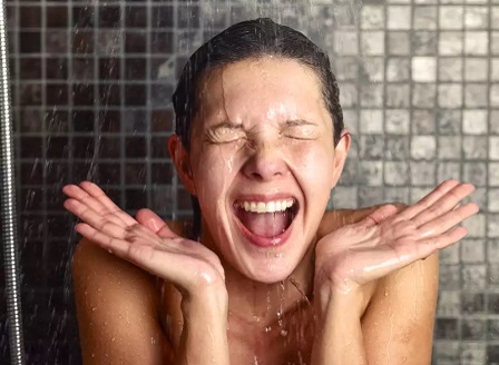 Студеният душ е полезен за кожата на лицето 
