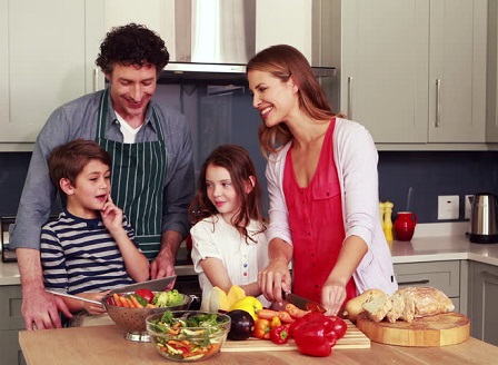 Усмивката на родителите убеждава децата да ядат зеленчуци