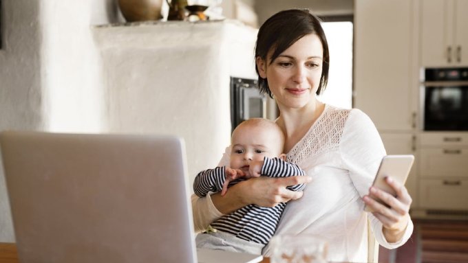 Използването на смартфон от майката вреди на езиковото развитие на бебето